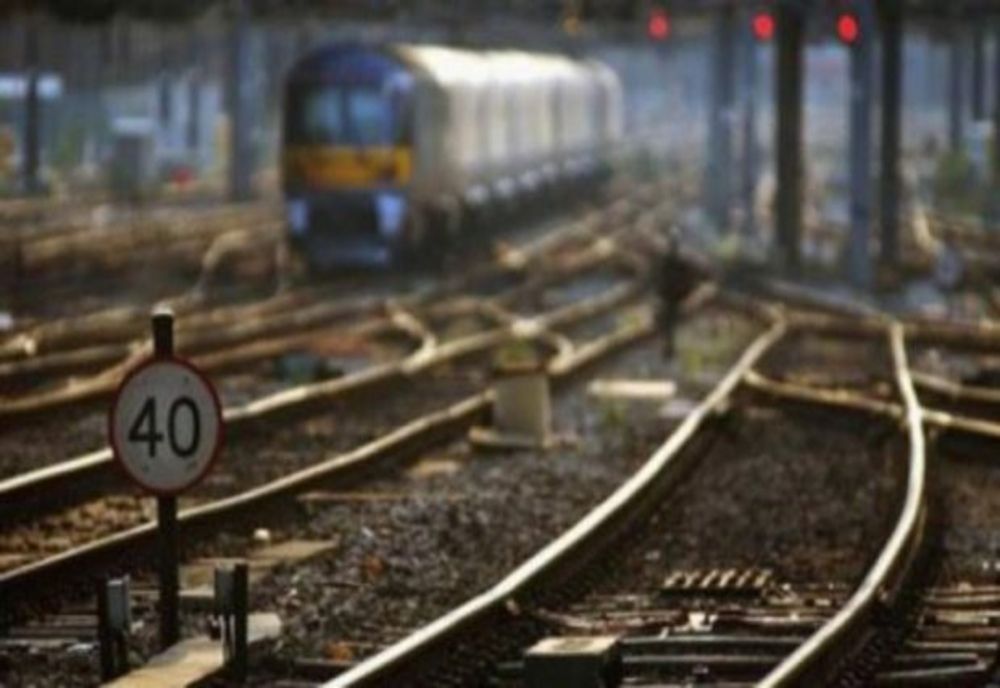 UN TÂNĂR DE 19 ANI A MURIT DUPĂ CE ȘI-A FĂCUT SELFIE PE ACOPERIȘUL TRENULUI