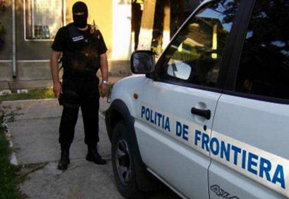 23 DE MIGRANȚI, DEPISTAȚI DE POLIȚIȘTII DE FRONTIERĂ ÎN REMORCA UNUI TIR