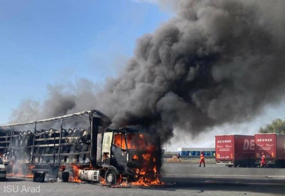 UN TIR ÎNCĂRCAT CU ELECTROCASNICE A LUAT FOC ŞI A ARS COMPLET ÎN VAMA NĂDLAC II