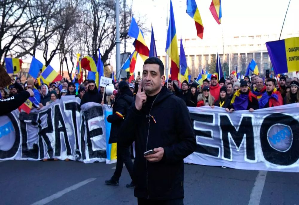ZIUA UNIRII PRINCIPATELOR ROMÂNE. AUR ORGANIZEAZĂ ”MARȘUL UNIRII” LA IAȘI ȘI FOCȘANI. GEORGE SIMION PARTICIPĂ ȘI LA ”MAREA HORĂ A UNIRII NEAMULUI”