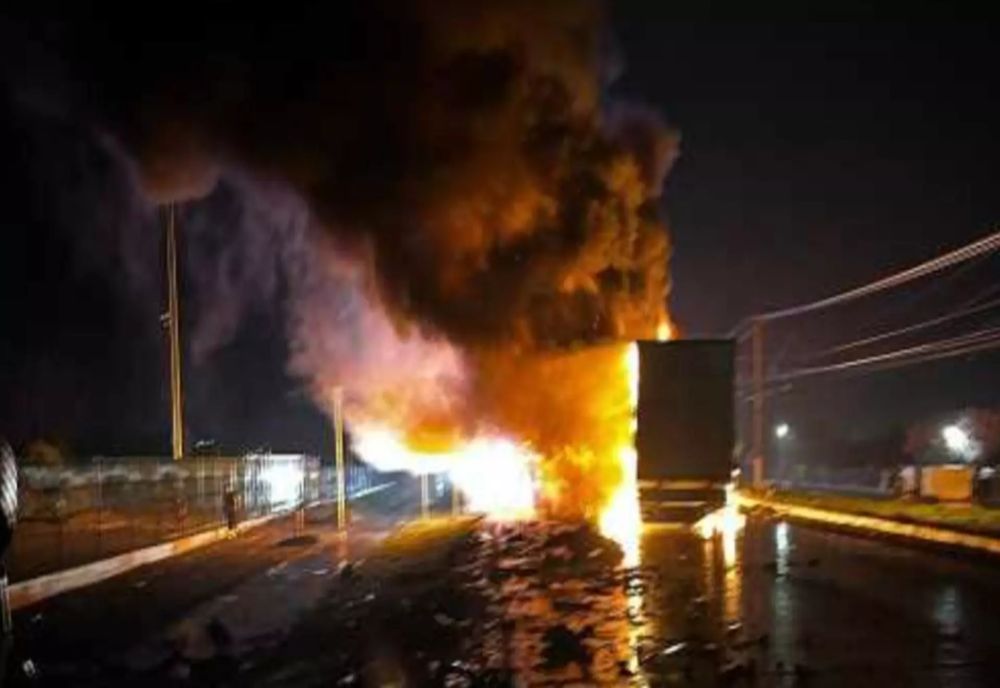 ACCIDENT GRAV PE DN7 ÎN JUDEȚUL ARAD. COLIZIUNE ÎNTRE UN TIR ȘI O AUTOBASCULANTĂ