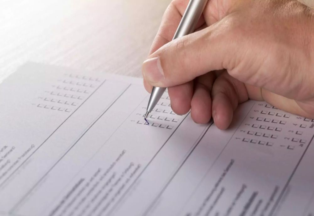 ROMÂNII RESPING MĂSURILE DE AUSTERITATE ALE GUVERNULUI BOLOJAN. CEL MAI RECENT SONDAJ CURS ARATĂ NEMULȚUMIREA GENERALĂ