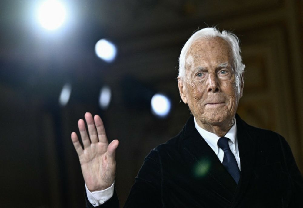 MII DE ADMIRATORI ȘI-AU LUAT RĂMAS BUN DE LA LEGENDARUL CREATOR DE MODĂ GIORGIO ARMANI