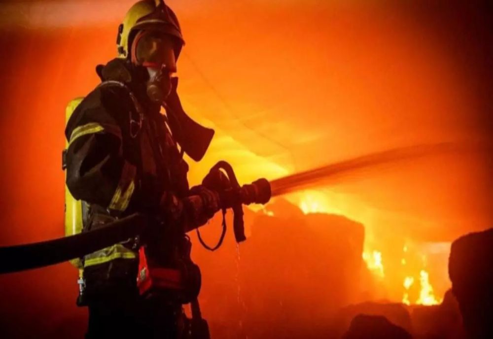 POMPIERII ARĂDENI AU MUNCIT 7 ORE PENTRU A STINGE UN INCENDIU DIN CURTEA UNEI FIRME