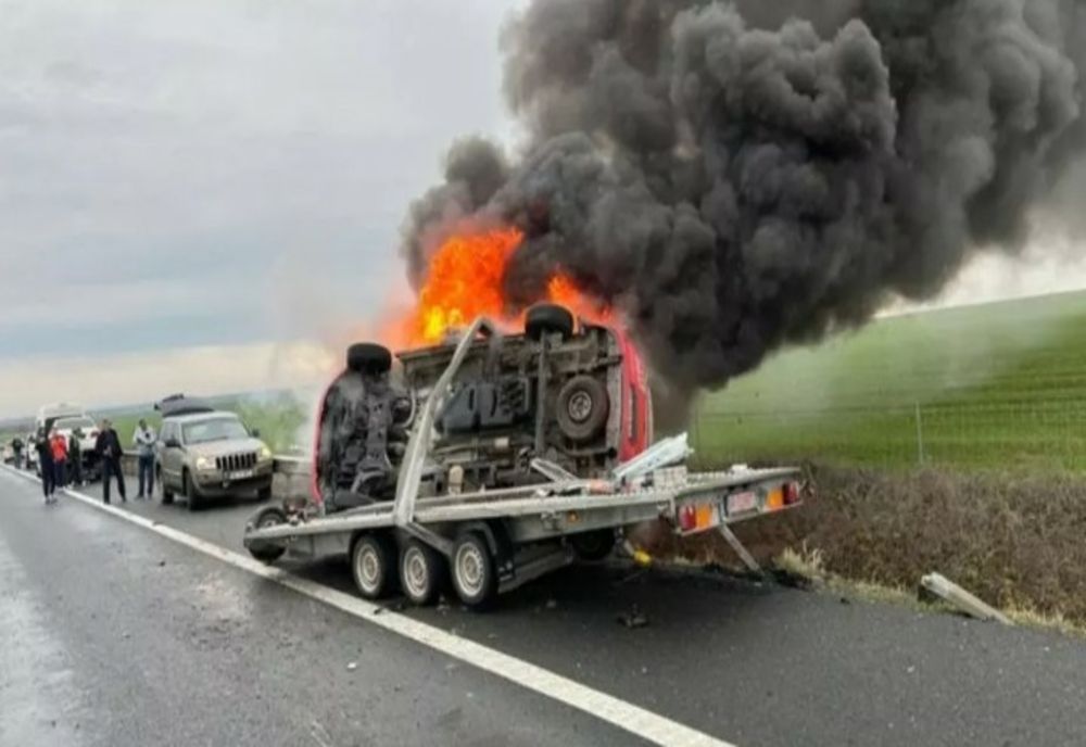 Incident grav pe autostrada A1, în județul Timiş. O ambulanţă pentru transport pacienţi cu dializă, aflată pe o platformă, a luat foc