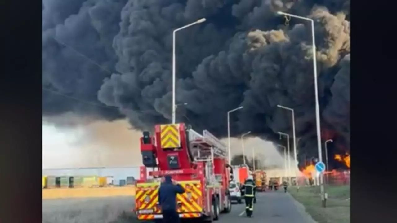 Incendiu violent la o fabrică de polistiren din Arad. Populația, avertizată prin RO-ALERT