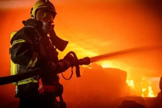 Incendiu violent în Arad: doi bărbați arși grav după ce garajul a explodat în flăcări