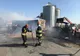 Arad: O mașină și un tractor încărcat cu porumb au luat foc, după ce s-au ciocnit pe un drum. Trei persoane, printre care un copil, la spital