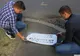 Arad: Campanie inedită pentru a-i face mai atenți pe cei care circulă cu ochii mereu în telefon. Ce mesaje au apărut pe drumurile de lângă cele mai mari școli