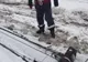 Arad: De 5 zile fără curent. La Săvârșin, oamenii au scos cutiile cu alimente în zăpadă și gheață de teamă să nu se altereze și au epuizat generatoarele de curent din zonă