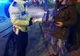 Arad: Polițiștii din Arad le-au distribuit bicicliștilor veste reflectorizante. Motivul