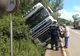 Arad: FOTO AUDIO Un TIR, încărcat cu țevi, s-a răsturnat la marginea DN7. Au intervenit imediat pompierii 
