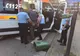 Arad: Și amendat, și rănit. Bărbat, dus la spital după ce s-a rănit lovind cu piciorul un coş de gunoi