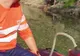 Arad: FOTO VIDEO Un pescar care a alunecat de pe malul abrut al Mureșului și a ramas blocat în nămol până la piept, salvat de către pompierii din Arad