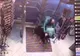 Arad: VIDEO Imagini inedite cu un hoț imobilizat de un cumpărător curajos și cu simț civic. Hoțul se lovește de ușa cu senzori, după ce alergă prea repede