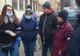 Arad: AUDIO FOTO VIDEO Cca 30 de persoane, cu măști chirurgicale pe față, la protestul pentru Liceul German din Arad. Printre protestatari, membri USR, care nu au copii la școala cu probleme