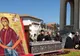 Arad: FOTO VIDEO Procesiune cu Sfintele Moaște ale Sfântului Ioan Gură de Aur şi două icoane ale Maicii Domnului, de dimensiuni mari, pictate la Muntele Athos, în Duminica Floriilor, la Arad