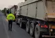 Arad: AUDIO 33 de amenzi într-o săptămână, pentru trasportatorii care depășesc tonajul maxim și distrug drumurile din Arad. Controalele vor continua