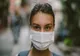 Măști și dezinfectant pentru oamenii dintr-o localitate grav afectată de epidemie, în județul Arad