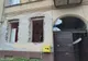 Explozie într-o locuinţă din centrul Aradului; un rănit şi două maşini avariate