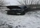 Un șofer s-a înfipt cu mașina într-un copac de pe marginea drumului