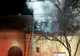 Casă curpinsă de flăcări, pericol de extindere a incendiului