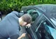 Prinși în flagrant în timp ce furau dintr-o mașină diverse bunuri