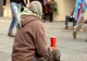 Numărul cerşetorilor din Arad s-a dublat în doi ani, chiar dacă autorităţile le confiscă banii