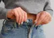 Pantalonii tăi sunt prea strâmți în talie? Iată trucul rapid și ușor să-i lărgești!
