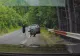 Imagini virale pe Transfăgărășan: un urs, la câțiva centimetri de un turist. Tânărul pare să nu-l observe VIDEO