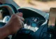 Cod Rutier. Obiectele lăsate pe jos în mașină îți pot aduce o amendă de peste 1.600 de euro și suspendarea permisului