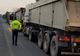 Arad: AUDIO 33 de amenzi într-o săptămână, pentru trasportatorii care depășesc tonajul maxim și distrug drumurile din Arad. Controalele vor continua