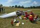 AVION PRĂBUȘIT ÎN ORĂȘTIE. PILOTUL A MURIT, PASAGERUL E ÎN STARE GRAVĂ. MARTORII SPUN CĂ A LOVIT UN CABLU DE TIROLIANĂ