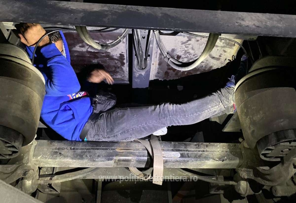 Arad: FOTO VIDEO Presiune pe frontiera de vest. 9 migranți, descoperiți chiar pe osiile unui TIR, în porbagajul unei mașini și într-un autobuz