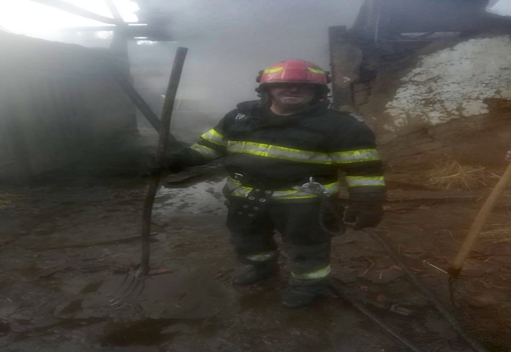 Arad: AUDIO FOTO 4 incendii, în 24 de ore. Intervenții extrem de dificile, în zone îndepărtate. Pompierii au alimentat dintr-un râu, printr-un sistem de cca 100 de m