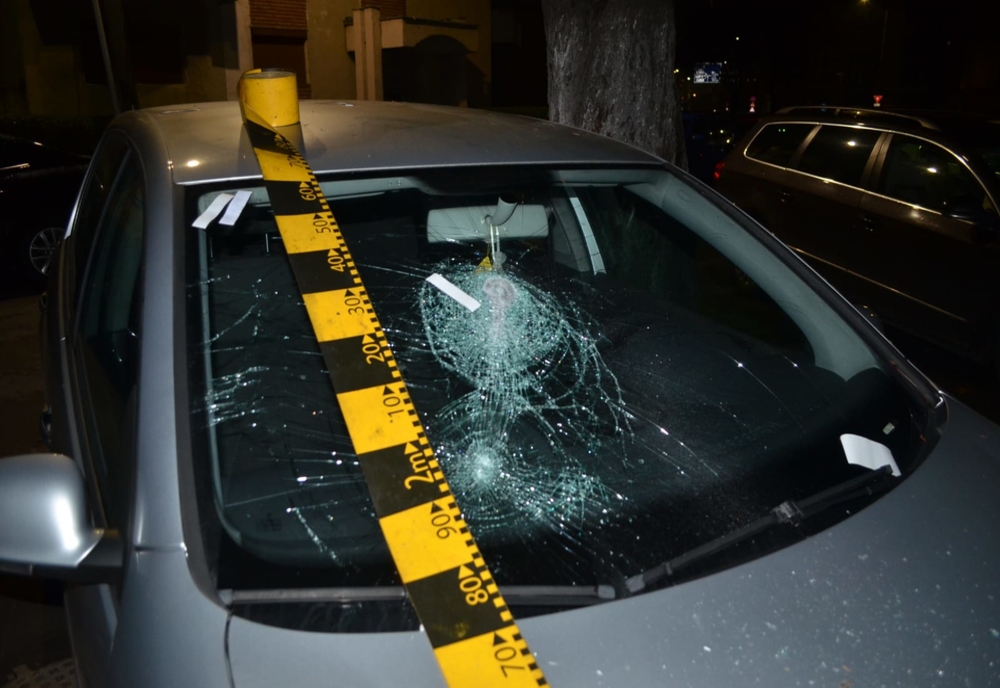 Arad: FOTO Cum arată mașinile distruse de bărbatul care a ieșit cu maceta la polițiști